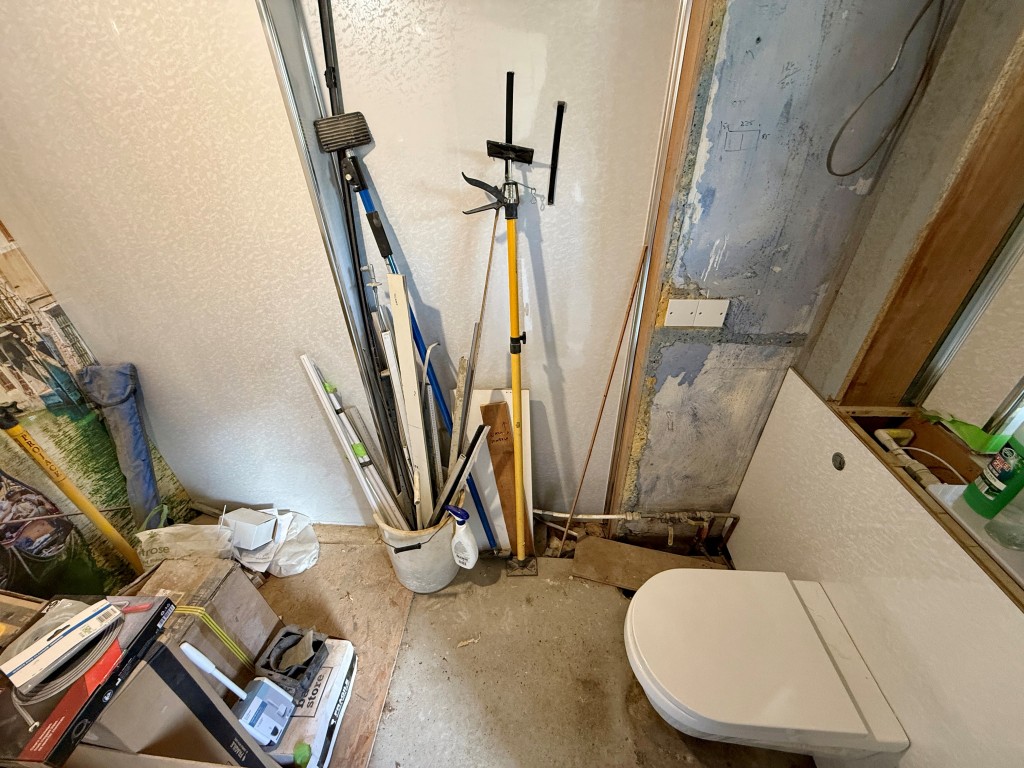 Lot: 113 - DETACHED HOUSE FOR COMPLETION - Downstairs W.C.